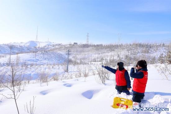  2月17日，国网新疆电力有限公司阿勒泰供电公司责任主说念主员在阿勒泰市区临近巡检澄澈。阿尔达克·拜斯汗 摄